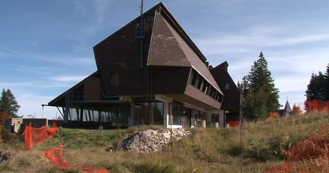 Nekoč priljubljeni, danes pa propadajoči hotel, ki turiste odganja tudi pred letošnjo smučarsko sezono, še naprej pa ostaja velika črna pika slovenskega turističnega bisera. | Foto: Planet TV