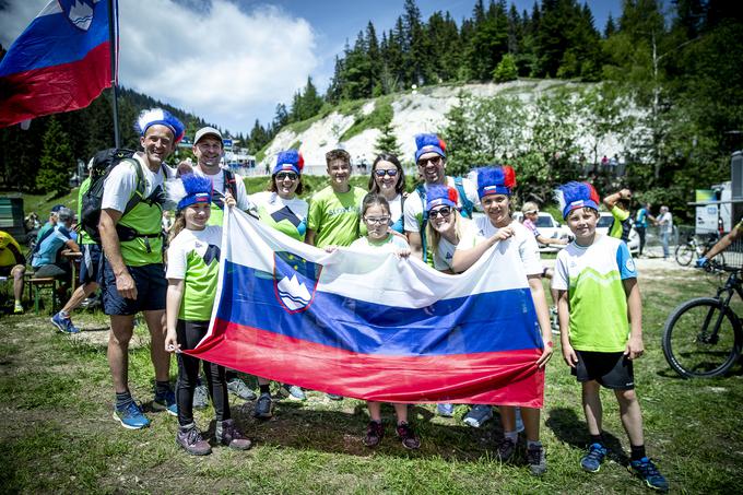 Med navijači je izstopala 11-članska navijaška skupina, sestavljena iz treh družin, s slovenskimi zastavami in imenitnimi pokrivali v barvah slovenske trobojnice. Kot so nam povedali, prihajajo iz Gabrovke pri Litiji, to pa ni njihova edina navijaška zgodba, ki jo nameravajo spisati letos. "Navijamo za vse slovenske športnike, brez izjeme, in spremljamo vse športe. Od rokometa, odbojke do košarke, načrtujemo tudi obisk EuroBasketa v Berlinu," so nam zaupali, izključen pa ni niti ogled Dirke po Franciji. | Foto: Ana Kovač