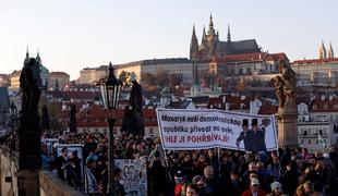 Znova več tisoč ljudi na protestih proti Babišu