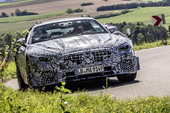 Mercedes SL | Glede na uradne fotografije bodo namesto trde raje uporabili zložljivo platneno streho. Za svoj legendarni roadster tudi pri Mercedes-Benzu obljubljajo vrnitev h koreninam modela. | Foto Mercedes-Benz