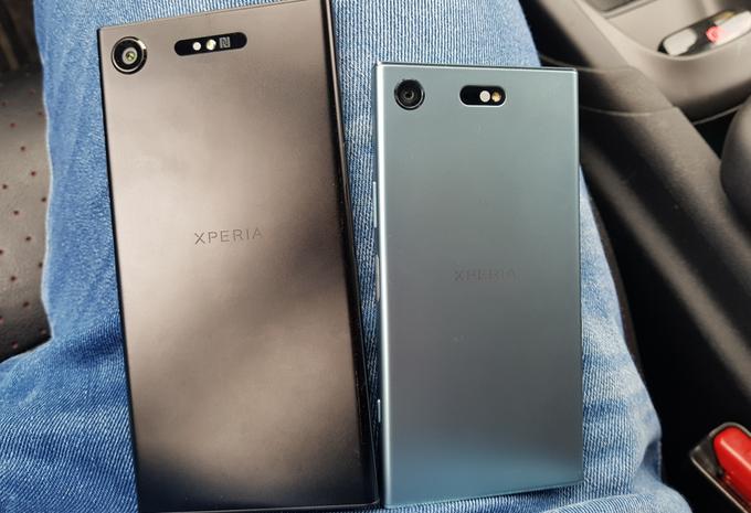 Sony Xperia XZ1 (levo) in XZ1 Compact (desno). Razlika v velikosti je očitna takoj, je pa drugi kar občutno debelejši (skoraj dva milimetra) od prvega. Nekako je bilo treba ustvariti prostor, da je Sony v Compact lahko spravil enako zmogljive komponente.  | Foto: Matic Tomšič