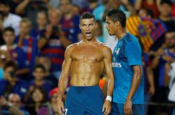 Ronaldo utišal Camp Nou in pokazal mišice, Barcelona v težavah