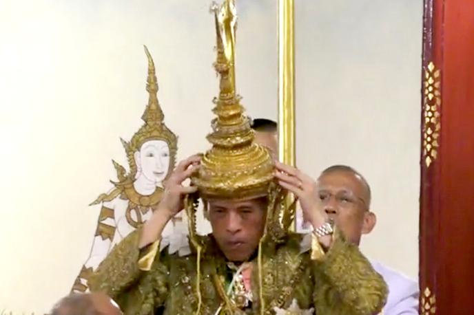 kralj Maha Vajiralongkorn kronanje Tajska | 66-letni monarh si je nadel 7,3-kilogramsko zlato krono, okrašeno z indijskimi diamanti.  | Foto Reuters