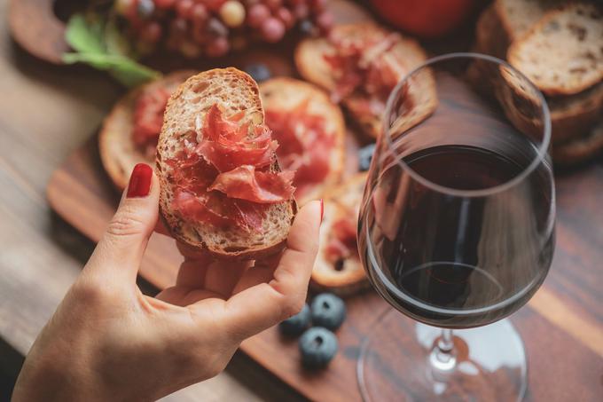 Vino Crianza se odlično poda k tipičnim španskim specialitetam, med katerimi je zagotovo znameniti španski pršut Jamón Serrano. | Foto: 