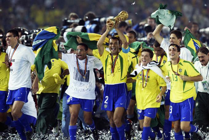 Selecao je stopil na svetovni prestol že petič. Pokal je prevzel kapetan Cafu. | Foto: Guliverimage/Getty Images