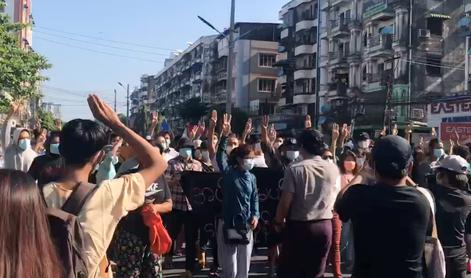 V Mjanmaru na protestih proti vojaški hunti znova več žrtev