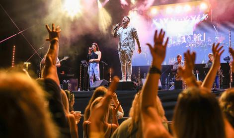 Festival Pivo in cvetje v Laško privabil ljubitelje piva in glasbe #video