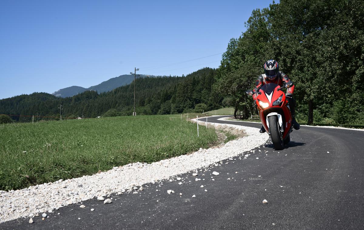 Motorist v zavoju | Foto Klemen Korenjak