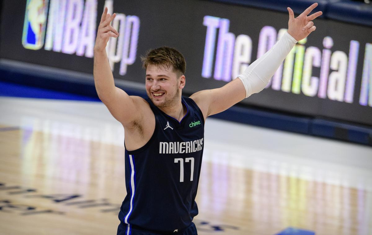 Luka Dončić | Veselje Luka Dončića ob ključni trojki, ki je zaokrožila preobrat Dallasa proti prvakom iz Los Angelesa. | Foto Reuters