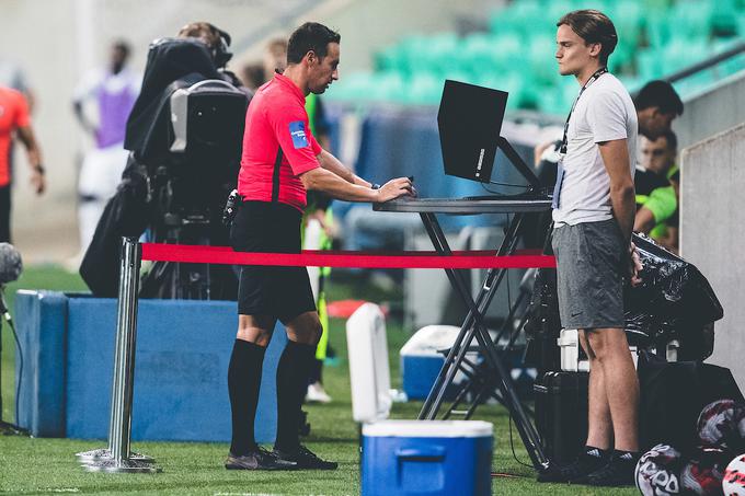 Slovensko prvoligaško tekmovanje je bilo poleti deležno številnih sprememb. Prva liga Telekom Slovenije se je poslovila, odslej se prvoligaški klubi potegujejo za točke v Prvi ligi Telemach, sodnikom, med katerimi ni več Damirja Skomine, saj se je zaradi poškodbe poslovil od zelenic in postal predsednik tretjeligaša iz Izole, pa je na tekmah (na dveh v vsakem krogu) priskočil na pomoč sistem VAR. V spomladanskem delu bo prisoten na vseh tekmah 1. SNL.  | Foto: Grega Valančič/Sportida