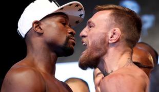 Nanj je lajal kot stekel pes, a Mayweather ni niti trenil z očesom #foto #video