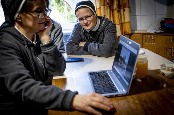 Na računalniku so nama pokazale fotografije obnovljenih hiš.  | Foto: Ana Kovač