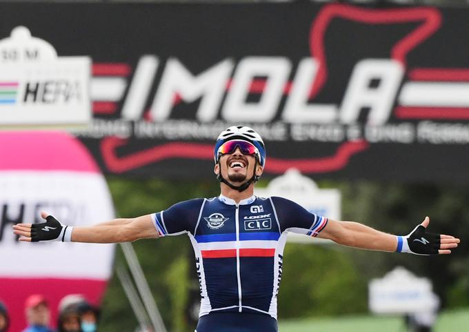 Osrednji junak je postal Julian Alaphilippe, ki se je otresel peterice kolesarjev in prišel do zlate medalje in mavrične majice. | Foto: Reuters