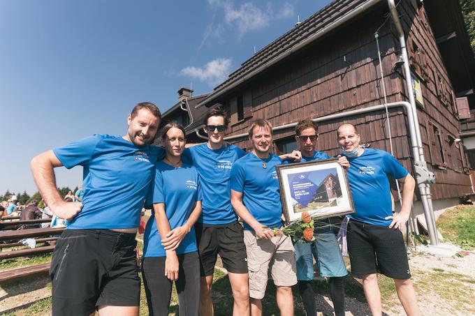 Oskrbniško ekipo Koče na Kriški gori 1471 metrov nad morjem sestavlja šesterica dobrovoljnežev. "Capo di banda" je sicer Denis Berra, a tudi brez Anžeta, Maje, Mareta, Loti in "Jerryja" ne bi šlo. V koči vas pričakujejo praktično vse dni v letu z izjemo ponedeljkov v zimski sezoni. | Foto: Matic Ritonja/Sportida