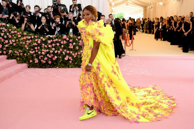 Serena je na Met Gala obula športne copate Nike Air Force One s podpisom oblikovalca Virgila Abloha. | Foto: Getty Images