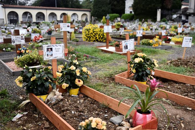 Bergamo je mesto v deželi Lombardiji in središče istoimenske pokrajine. V tej pokrajini se je virus na koncu zime in v začetku pomladi zelo razbesnel in terjal veliko življenj (na fotografiji je pokopališče v kraju Nembro, kjer so grobovi ljudi, ki so umrli zaradi bolezni covid-19). Bergamo je postal sopomenka za stanje, ko izgubimo nadzor nad virusom, ki nato pušča za sabo številne mrtve. | Foto: Reuters