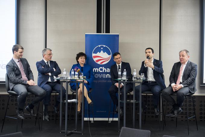 Aleksandar Kešeljević (SMC), Matjaž Han (SD), Julijana Bizjak Mlakar (DeSUS), Marjan Šarec (Lista Marjana Šarca), Matej Tonin (NSi) in Andrej Šircelj (SDS) so na poslovnem zajtrku AmCham soočili svoja stališča. | Foto: STA ,