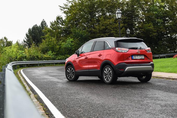 Crossland X je od zadaj videti bolj terensko kot od spredaj. Naj ne bo napake, vozilo nima štirikolesnega pogona in je tudi namenjeno bolj urbanemu okolju. Bistvo je v lažjem vstopanju in izstopanju ter preglednosti iz vozila.  | Foto: Gašper Pirman