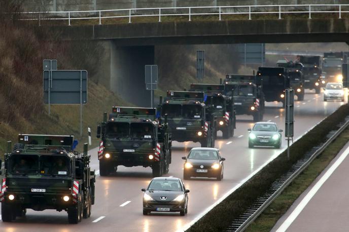 Premik enot skozi Nemčijo | Premik nemške vojaške enote, oborožene s protiraketnim sistemom patriot, po nemški avtocesti. | Foto Guliverimage