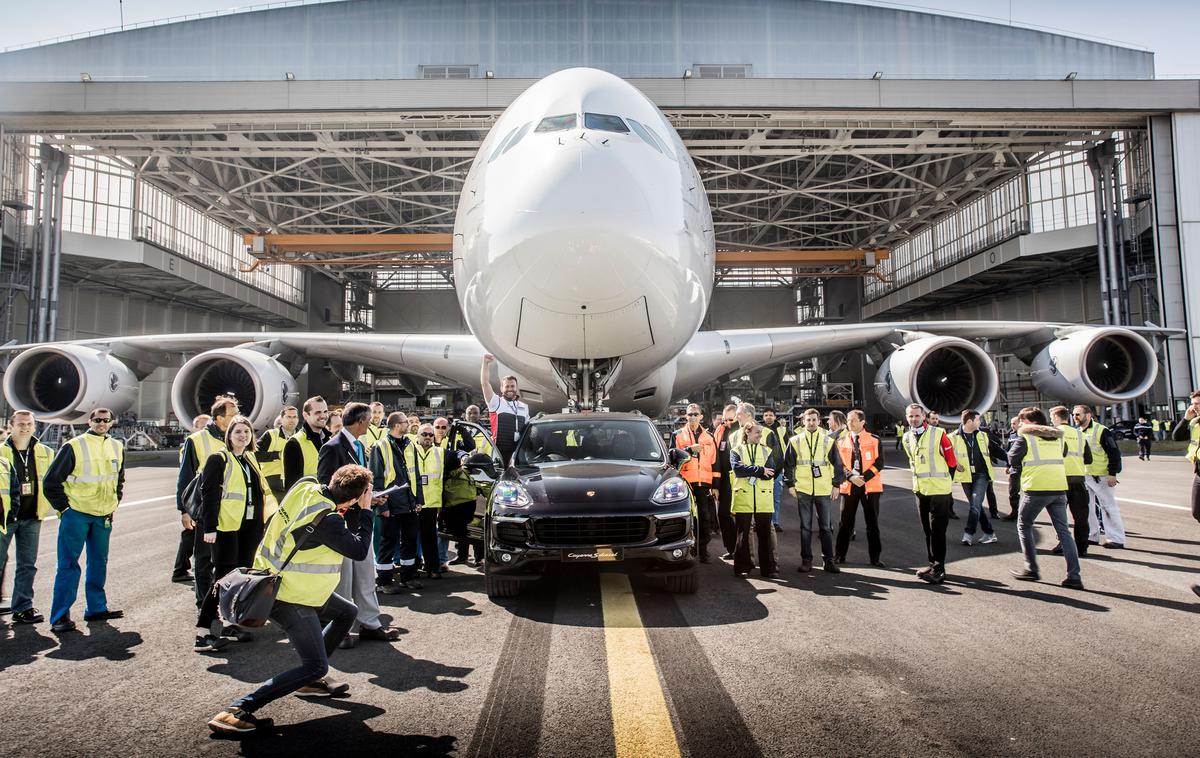 Porsche Cayenne vlekel Air Franca Airbus A380 - rekord | Foto Porsche