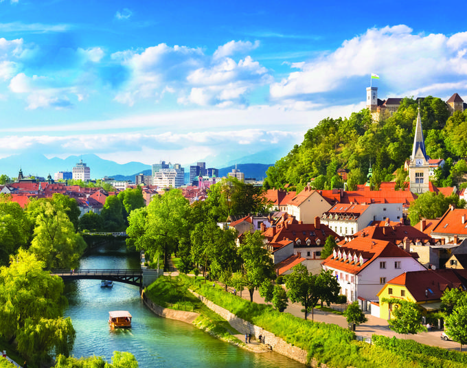 Na predstavitvi na filmski tržnici v Cannesu bo posebna pozornost posvečena tudi Ljubljani, kot možne snemalne lokacija pa tudi kot izhodiščem za filmske ekipe,  ki so v dobrih dveh urah lahko na vsaki filmski lokaciji v Sloveniji. Prav tako pa glavno mesto s studiem Viba film in drugimi produkcijskimi in post-produkcijskimi enotami predstavlja tudi tehnično bazo za produkcijo filmov in serij,

 | Foto: Arhiv Turizem Ljubljana