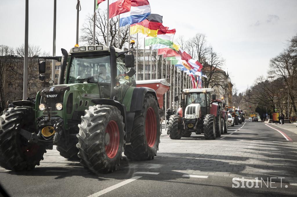 Protestni shod Sindikata kmetov Slovenije. Traktor, kmet, protest.