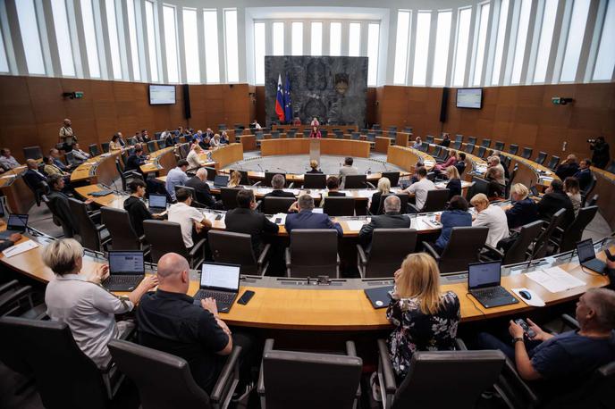 Poslanci DZ | Pred poslanci bo tudi nekaj kadrovskih vprašanj. DZ bo potrjeval novega vodjo obrambnega ministrstva, ko bo predsednik vlade Robert Golob v parlament poslal predlog za imenovanje kandidata oz. kandidatke. Zagovor pred poslanci pa že drugič čaka ministrico za digitalno preobrazbo Emilijo Stojmenovo Duh. | Foto STA