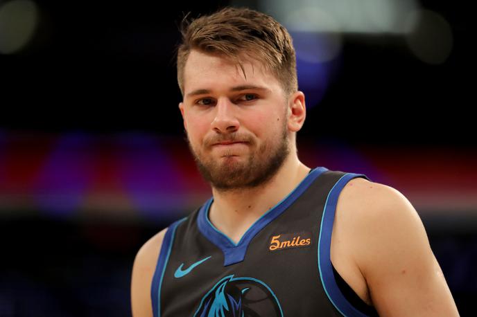 Luka Dončić | Luka Dončić je poraz Dallasa na gostovanju v Detroitu spremljal s klopi. | Foto Guliver/Getty Images