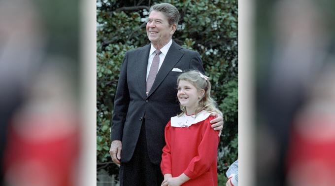 Drew Barrymore leta 1984 s takratnim predsednikom ZDA Ronaldom Reaganom. | Foto: Thomas Hilmes/Wikimedia Commons