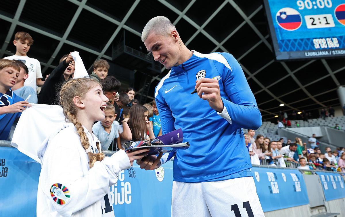 Slovenija Armenija | Benjamin Šeško je po torkovi tekmi med Slovenijo in Armenijo izpolnil želje številnih mladih navijačev in navijačic. | Foto www.alesfevzer.com