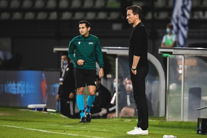 Roger Schmidt je bil po tekmi zagotovo zadovoljen. Na tretji tekmi v vlogi trenerja PSV je tretjič zmagal. | Foto: Blaž Weindorfer/Sportida