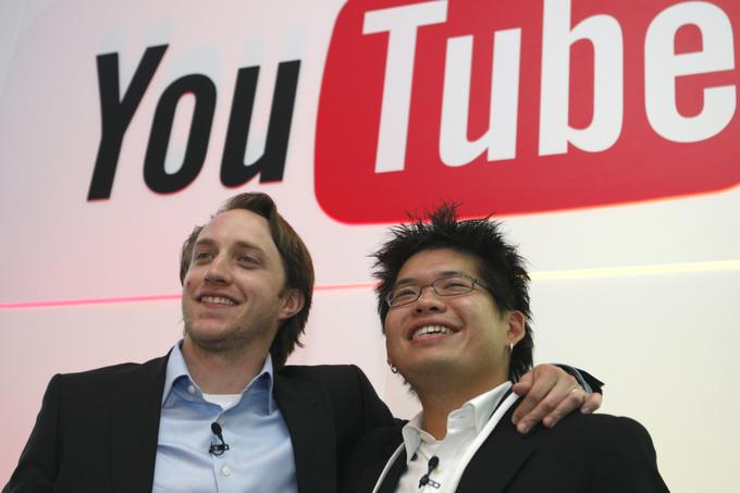 YouTube, ki bo prihodnji teden praznoval 15. obletnico obstoja, so februarja 2005 ustanovili Chad Hurley in Stephen Chen (na fotografiji) ter Jawed Karim, vsi nekdanji uslužbenci plačilne platfofme PayPal. Karim, ki ga ni na fotografiji, je na YouTube tudi naložil čisto prvi videoposnetek. | Foto: Reuters