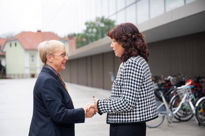 Direktorica Andragoškega centra Slovenije Nataša Potočnik in predsednica republike Nataša Pirc Musar ob sprejemu v Centru Rog v Ljubljani. | Foto: STA