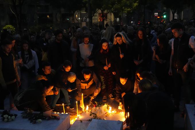 Žrtvam napada, v katerem je bilo ubitih osem otrok in varnostnik šole, ranjenih pa je bilo šest otrok in učiteljica, se je že v sredo zvečer na spontanem shodu poklonilo več tisoč Beograjčanov. | Foto: Guliverimage/Vladimir Fedorenko