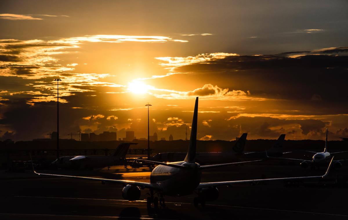 Letalo, potniško letalo | Pristanek najetega ruskega potniškega letala znamke Boeing ali Airbus z vprašljivim zakonitim statusom bi lahko Kitajsko spravil v kočljiv položaj, zato je sprejela preprostejšo odločitev in jim enostavno prepovedala vstop v kitajski zračni prostor. | Foto Unsplash