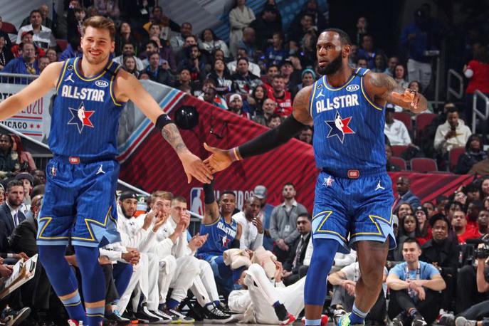 Luka Dončić Lebron James | LeBron James je bil med glavnimi nasprotniki tekme All-Star. Podobno kot Luka Dončić je bil izbran v začetno peterko tudi za letošnji spektakel, znova pa ga je doletela čast, da bo lahko opravljal vlogo kapetana. | Foto Getty Images