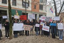 Protesti pred srbsko ambasado v Ljubljani