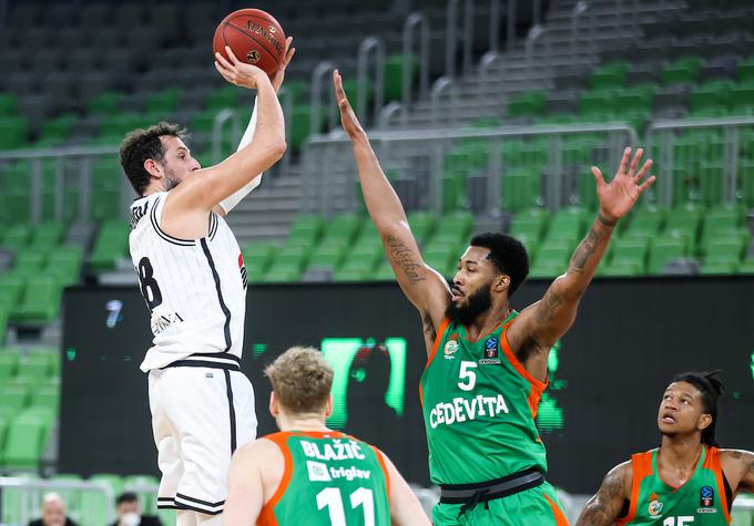 Marco Belinelli je zadel trojko za podaljšek, v katerem so gostje iz Bologne nato zmagali s 108:98. | Foto: Vid Ponikvar