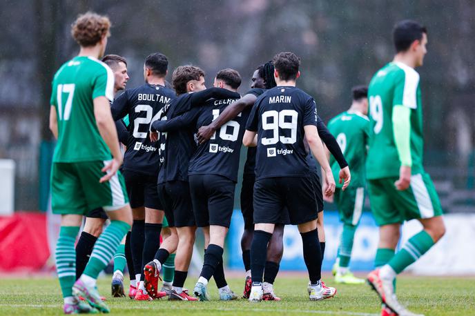 Olimpija - Ilirija | Olimpija, ki je tokrat nastopila v črnem,  je brez večjih težav izločila zeleno Ilirijo. | Foto Aleš Fevžer