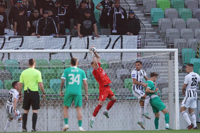 Olimpija je imela skoraj vso tekmo prednost igralca več, saj je bil pri gostih izključen Ivan Šarić. | Foto: www.alesfevzer.com