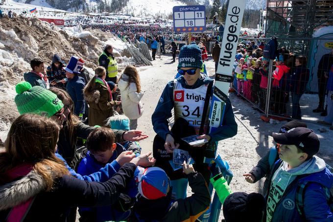 Navdušenje mladih navijačev je v dobro voljo spravilo tudi Nejca Dežmana, enega izmed treh Slovencev, ki se mu v kvalifikacijah ni uspelo prebiti na petkovo tekmo. | Foto: Urban Urbanc/Sportida