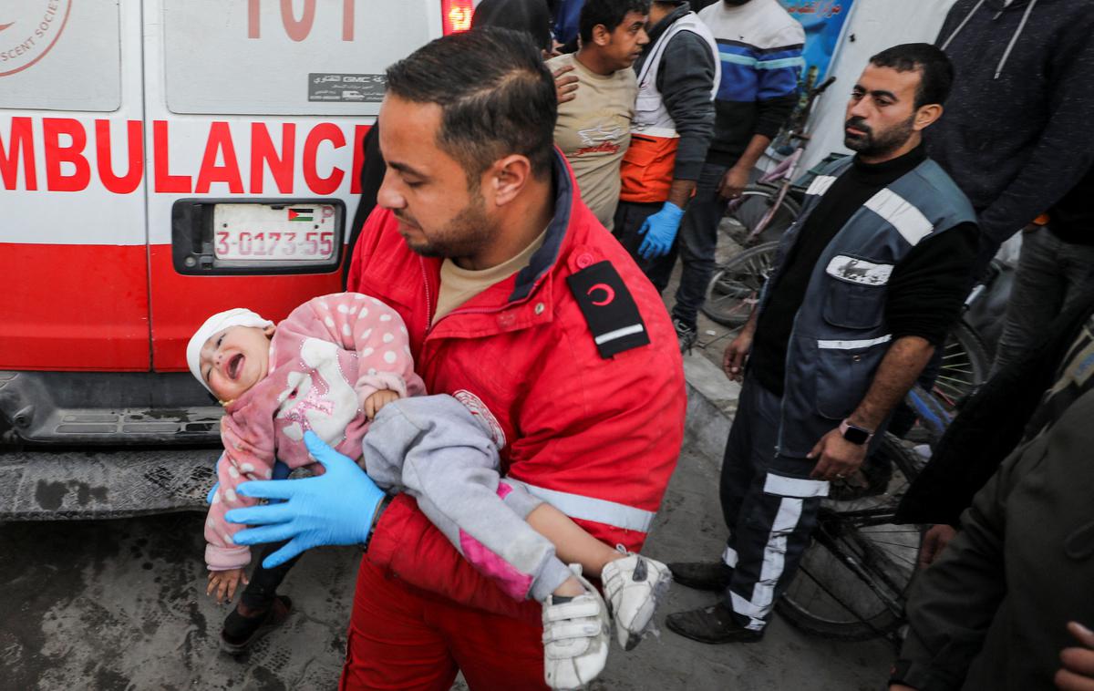 Izrael, Gaza | Bolnišnica Kamal Advan je bila sicer že večkrat tarča napadov izraelskih sil, ki že več tednov napadajo severni del palestinske enklave. | Foto Reuters