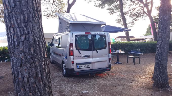 Streho nad strešno posteljo dvignemo s potiskom roke in hidravlike niti ne potrebujemo. Želeli bi si še iztegljivo streho in komarnike na spodnjih oknih.  | Foto: Gregor Pavšič