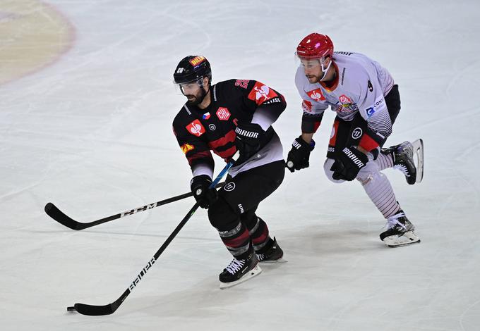 Jan Urbas je s soigralci Bremerhavna izgubil pri praški Sparti in zdrsnil na drugo mesto. Ali bo nemški klub napredoval v izločilne boje, bo jasno po zadnjem krogu. | Foto: Guliverimage/Vladimir Fedorenko