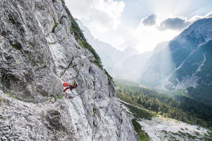 Tako kot nekoč so tudi danes med njimi očetje, mame, sinovi, hčere, bratje in sestre pa izkušeni alpinisti. Plemeniti bratovščini pa so se pridružili tudi ljubitelji gora s posebnimi znanji, zdravniki, vodniki reševalnih psov, piloti …  | Foto: Klemen Korenjak