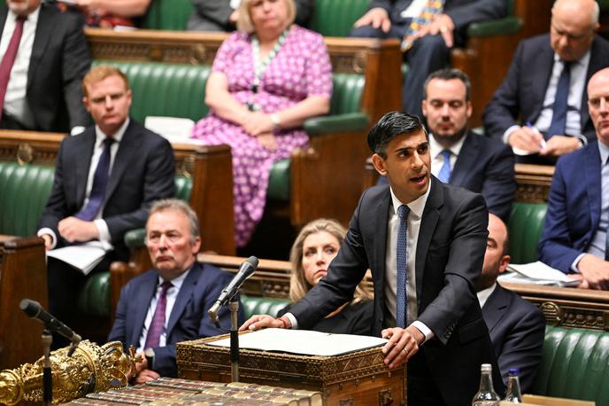 Britanski parlament, Rishi Sunak | Leta 2022 je v Veliko Britanijo v majhnih čolnih prispelo več kot 45 tisoč migrantov, kar je več kot kadarkoli prej. Britanski premier Rishi Sunak, ki je obljubil, da bo "ustavil čolne", pri omenjenem načrtu vztraja kljub temu, da ga je prizivno sodišče v Londonu nedavno označilo za nezakonitega. | Foto Reuters