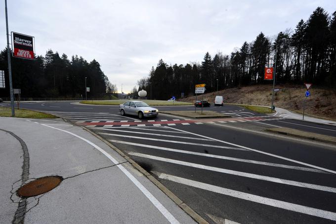 Del površine izvoza v smeri Mirne Peči sploh ni izkoriščen. Pred njim je dvopasovni uvoz iz smeri avtoceste A2. | Foto: Jure Gregorčič