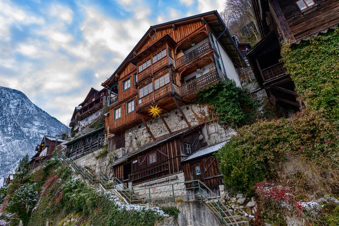 Hiša v Hallstattu | Slovenska beseda hiša je stara slovanska izposojenka iz enega od germanskih jezikov, najverjetneje gotščine. Na fotografiji: hiša v avstrijskem kraju Hallstatt. | Foto Guliverimage