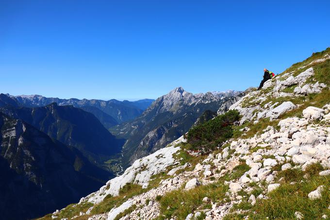 Pogled izpred Pogačnikovega doma proti izhodišču v Trenti. | Foto: Matej Podgoršek