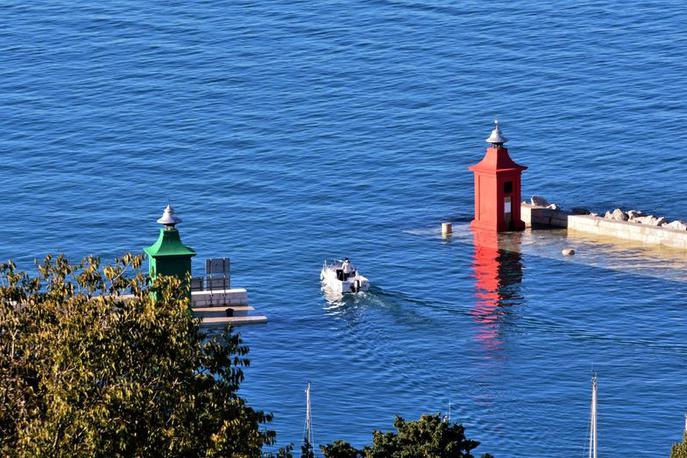 Svetilnik, Piran | Morje je danes spet poplavilo najnižje dele obale.  | Foto Facebook/Franjo Kravos